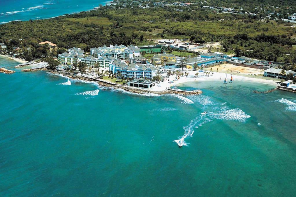 Decameron Club Caribbean Runaway Bay, Ramada All-Inclusive Resort Екстериор снимка